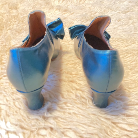 1940s-Style Evergreen Two-Tone Women’s Court Pumps (10) - Picture 4 of 9